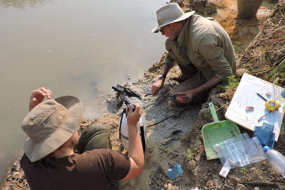 El profesor Larry Barham haciendo trabajo de campo en el río Kalambo (Zambia).