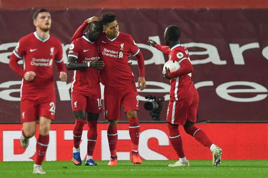 Sadio Mané celebrando uno de los goles del Liverpool en la victoria en Anfield contra Arsenal.