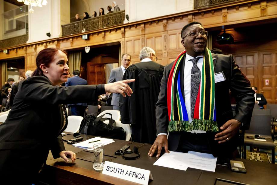 El embajador Vusimuzi Madonsela (R) de Sudáfrica asiste a una audiencia en la Corte Internacional de Justicia (CIJ) sobre las consecuencias jurídicas de la ocupación israelí de los territorios palestinos, La Haya, Países Bajos, 20 de febrero de 2024.
