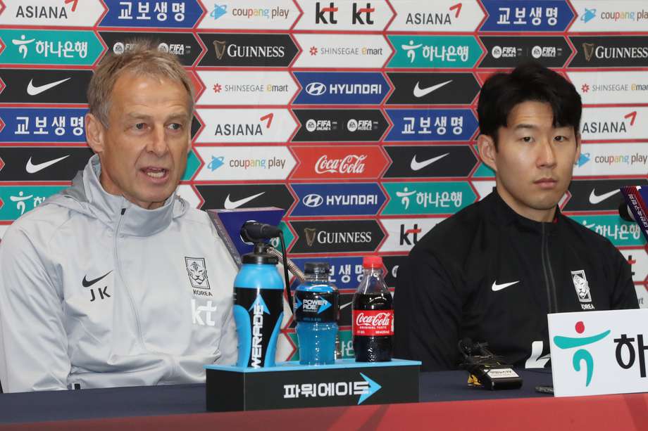 Jurgen Klinsmann, técnico de Corea del Sur, y Son Heung-min, figura del seleccionado asiático.