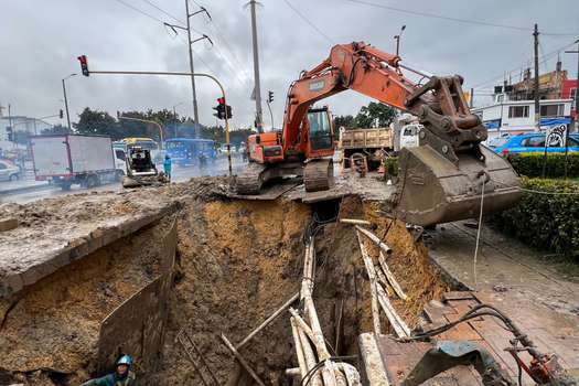 En este momento el Acueducto avanza en las labores de excavación a una profundidad de 6 metros para reparar de la tubería en la avenida Ciudad de Cali con 129.