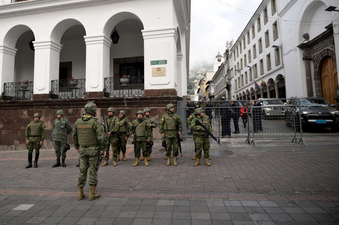 Las fuerzas de seguridad hacen guardia mientras miembros del cuerpo diplomático llegan al Palacio de Carondelet en Quito para una reunión, el 10 de enero de 2024.