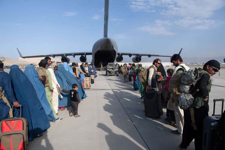 Varios países aceleran sus planes de salida con la vista puesta en el 31 de agosto. El gobierno de Holanda y de Bélgica dijeron que van a suspender sus evacuaciones desde Kabul y Francia confirmó este jueves que sus vuelos terminarán el viernes por la noche.