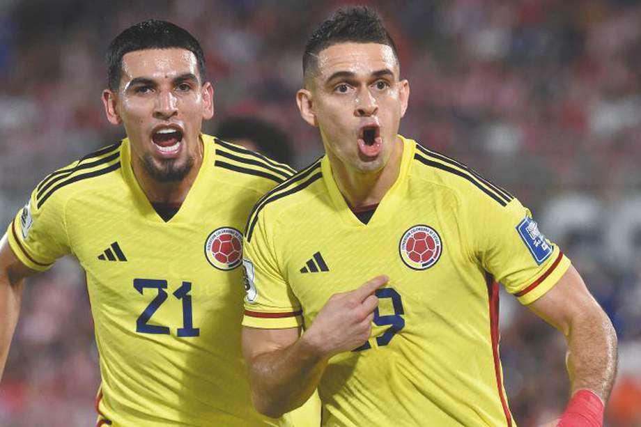 Rafael Santos Borré (der.) anotó el gol del triunfo de la selección de Colombia en el estadio Defensores del Chaco de Asunción, Paraguay.  / AFP