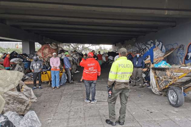 Docenas de migrantes que vivían bajo el puente de la Av. Boyacá con calle 13 fueron reubicados