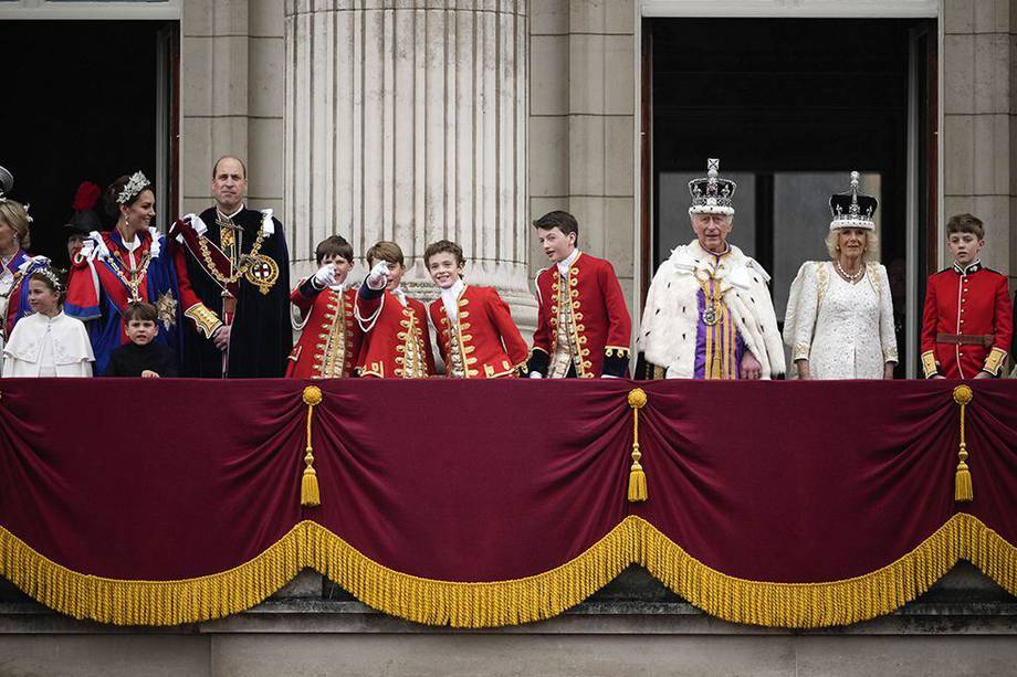 En el balcón aparecieron los miembros de la familia que desarrollan labores para la corona británica.