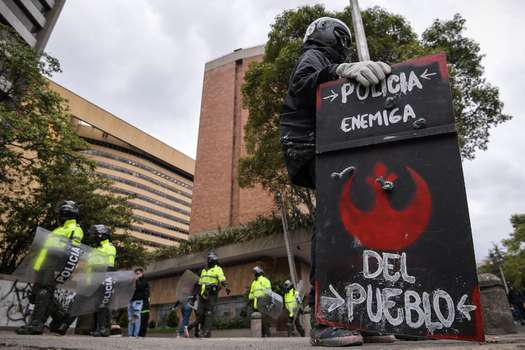 Protestas estudiantiles en Bogotá, durante el 24 de febrero pasado. En aquella jornada el joven Gareth Steven Sella resultó herido, al parecer, por un disparo de arma oficial y perdió el 90% de visión en su ojo izquierdo. 