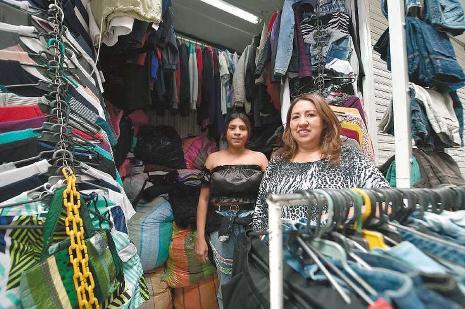 "Vendemos para gente que no tiene la capacidad de comprar algo nuevo", dijo Luz Mery Ladino, comerciante de Plaza España. / José Vargas.