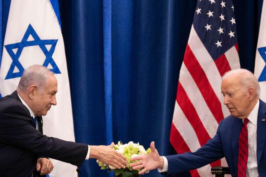 El presidente estadounidense, Joe Biden, le da la mano al primer ministro israelí, Benjamin Netanyahu, mientras se reúnen al margen de la 78.a Asamblea General de las Naciones Unidas en la ciudad de Nueva York el 20 de septiembre de 2023.