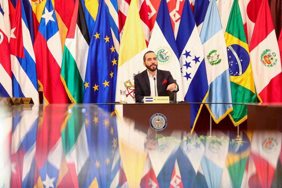 El presidente de El Salvador, Nayib Bukele, se reunió con el cuerpo diplomático y les reclama por las críticas.