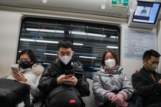 En Pekín ya no se exige una prueba negativa del virus tomada en las últimas 48 horas para abordar el transporte público.
