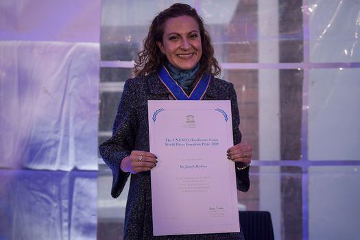 Jineth Bedoya recibió el premio Unesco-Guillermo Cano en la casa del embajador de Holanda en Colombia.