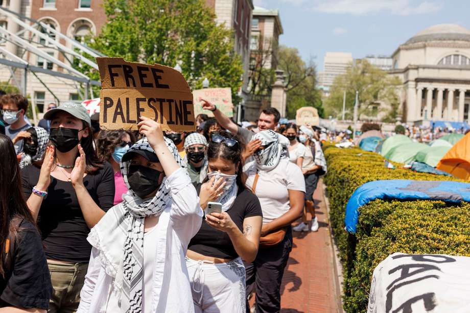 Estudiantes pro palestinos protestan en el campus de la Universidad de Columbia después de la fecha límite de las 2 p. m. dada por funcionarios de la universidad en Nueva York, Nueva York, EE. UU., 29 de abril de 2024.
