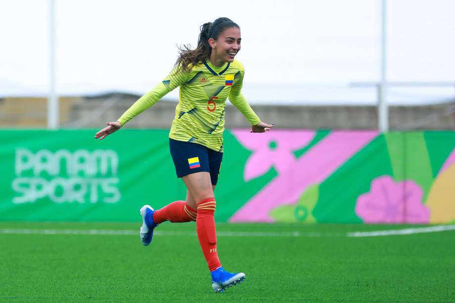 Isabella Echeverri celebra un gol con la selección de Colombia en 2019. 