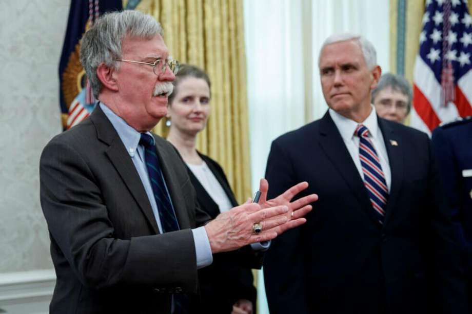 El asesor de Seguridad Nacional de la Casa Blanca, John Bolton (izquierda), habla este martes durante un acto de firma de la Directiva 4 de la Política del Espacio, en la Despacho Oval de la Casa Blanca en Washington, DC (EE. UU.).
 / EFE