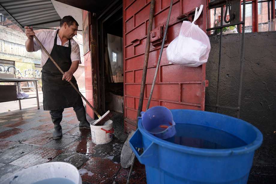 Diferentes actividades que se realizan con agua recogida, por la crisis de agua en Bogotá: Autolavado, cocina, labores de aseo y otras.