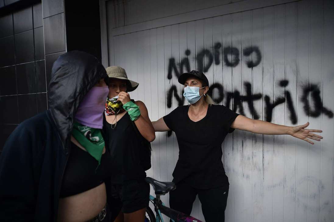 Cientos de mujeres en Cali marcharon desde la Universidad del Valle hasta el sector de Puerto Rellena, conocido en el marco del paro nacional como Puerto Resistencia.