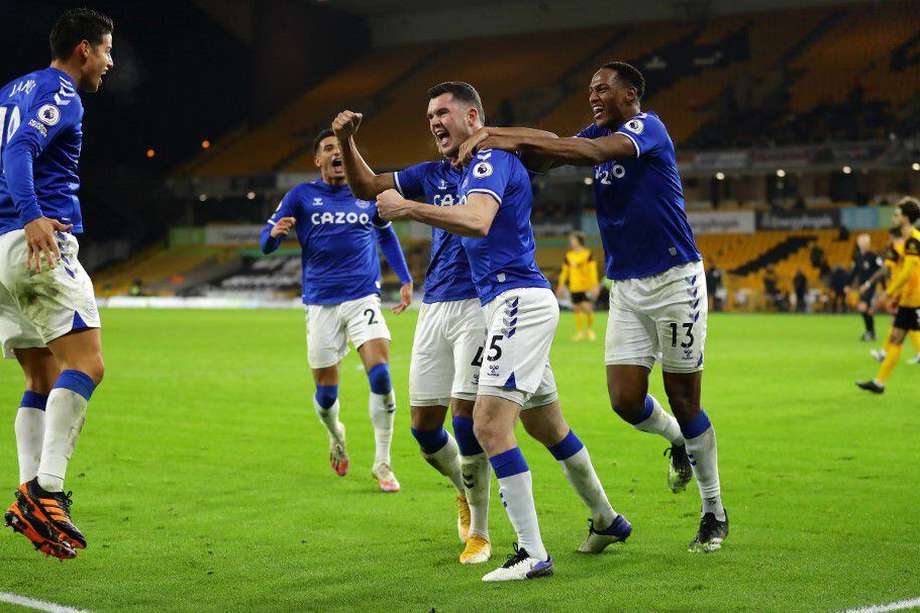 James Rodríguez (i) y Yerry Mina (d) celebran uno de los goles con los que Everton venció a Wolverhampton.