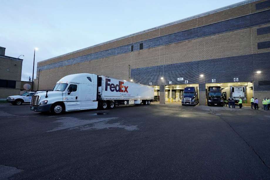 Los primeros camiones de reparto urgente comenzaron este domingo a salir de la planta de Pfizer en Portage (Michigan, EE.UU.) con los primeros contendores de vacunas.