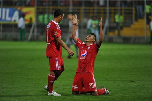 Jhonny Alexander Vásquez celebra arrodillado el gol que marcó este lunes, el segundo del América en la victoria ante Tigres. / Gustavo Torrijos