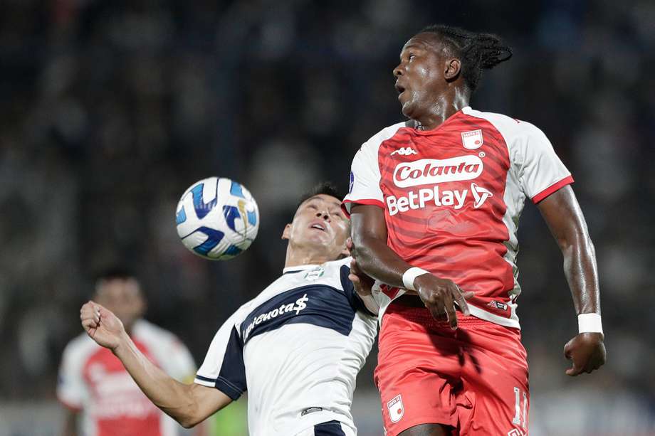 Gabriel Bolívar de Gimnasia disputa un balón con Hugo Rodallega de Santa Fe, en un partido de la fase de grupos de la Copa Sudamericana.