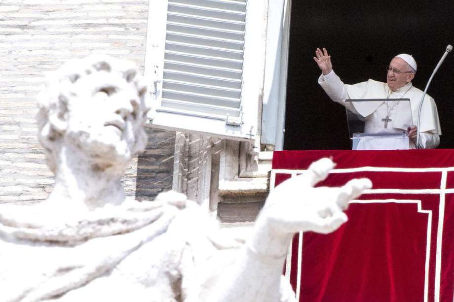 EPA3957. VATICANO (VATICANO), 15/08/2018.- El papa Francisco recita el Angelus desde la ventana del palacio apostólico en la plaza de San Pedro en el Vaticano hoy, 15 de agosto de 2018. EFE/ Claudio Peri