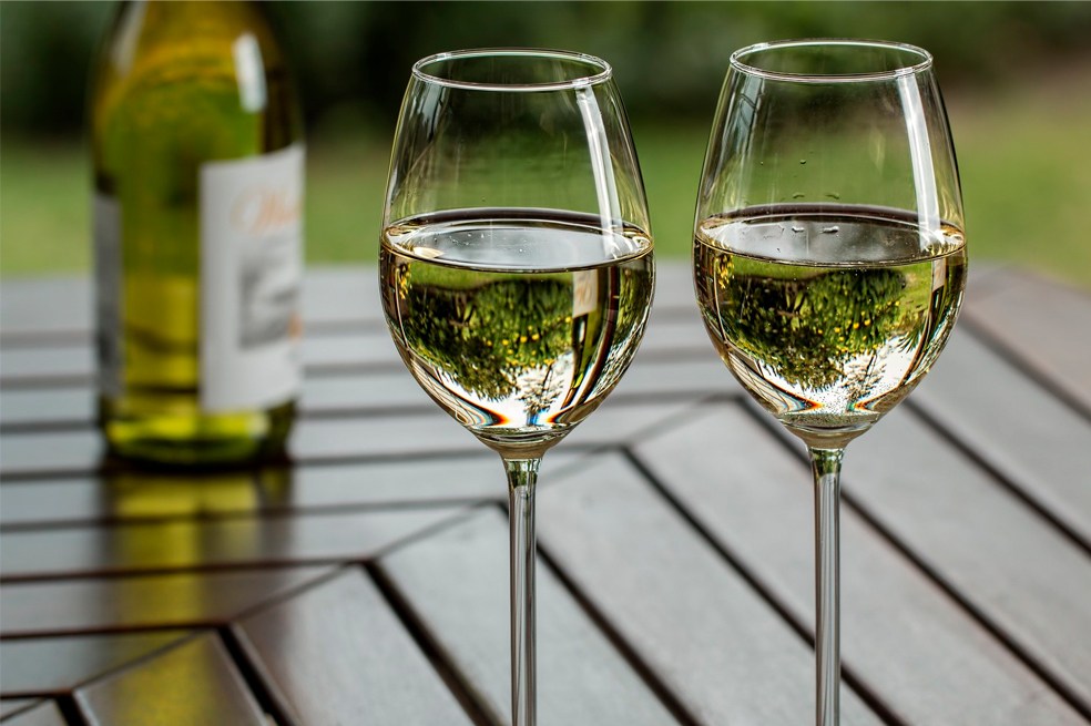 El vino blanco en copas