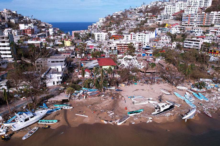 El club de yates de Playa Manzanillo tras el paso del huracán Otis en Acapulco (México). El club de yates de Playa Manzanillo, uno de los destinos turísticos más importantes del país, quedó arrasado por el paso del huracán Otis el pasado miércoles. EFE/ David Guzmán
