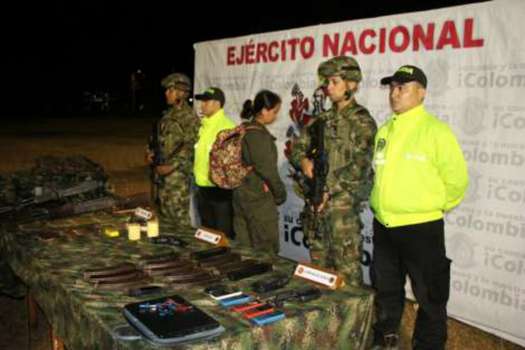 Materiales incautados y una guerrillera que se entregó a las autoridades durante el operativo del Ejército/ Cortesía: Ejército Nacional