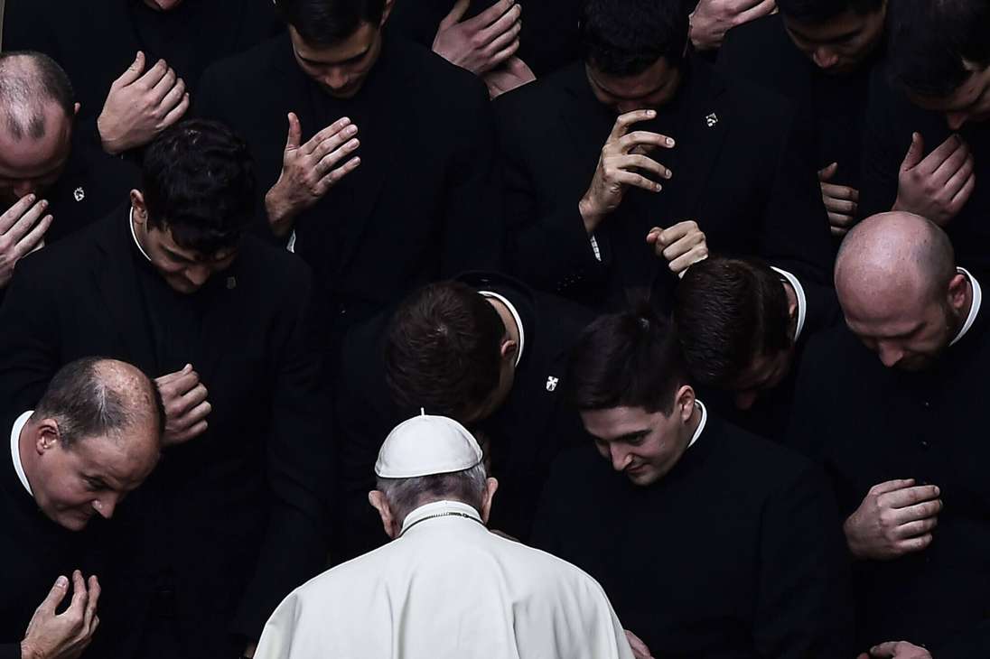 El Papa Francisco reza con un grupo de sacerdotes al final de una audiencia pública limitada en el patio de San Dámaso en el Vaticano el 30 de septiembre de 2020.