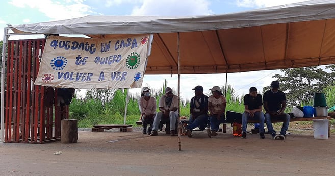El confinamiento refuerza el control sobre el territorio y las comunidades. Helena Ruiz, acompañante internacional en terreno de IAP, explica que los grupos ilegales no están haciendo la cuarentena.
