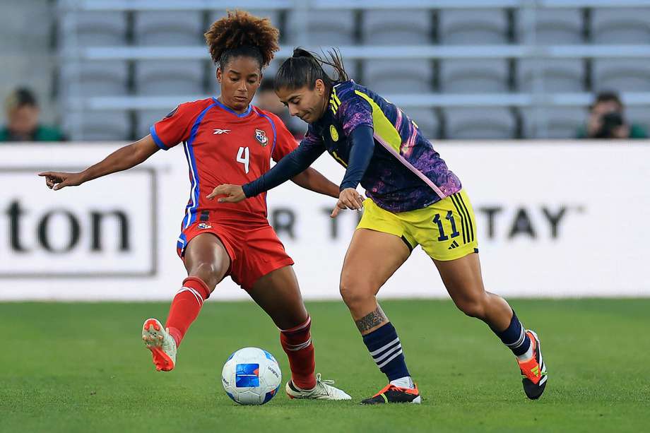 Katherine Castillo (izq.) diputa el balón con Catalina Usme en el partido entre Panamá y Colombia en la Copa Oro.