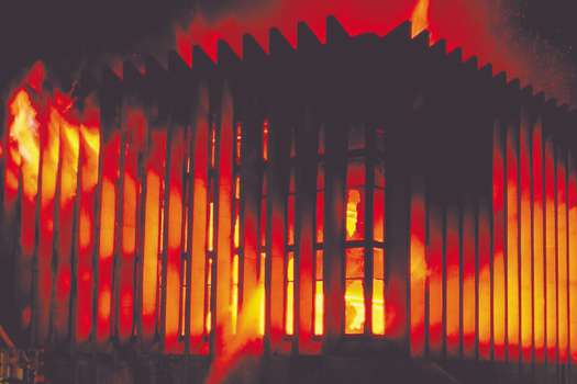 En llamas terminó el Palacio de Justicia la noche del 6 de noviembre de 1985 por los enfrentamientos entre el ejército y el M-19.
