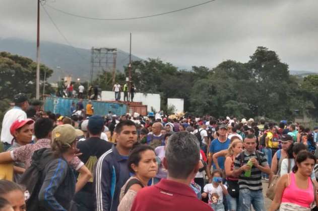 Se saltan vallas en la frontera para pasar por el Puente Simón Bolívar