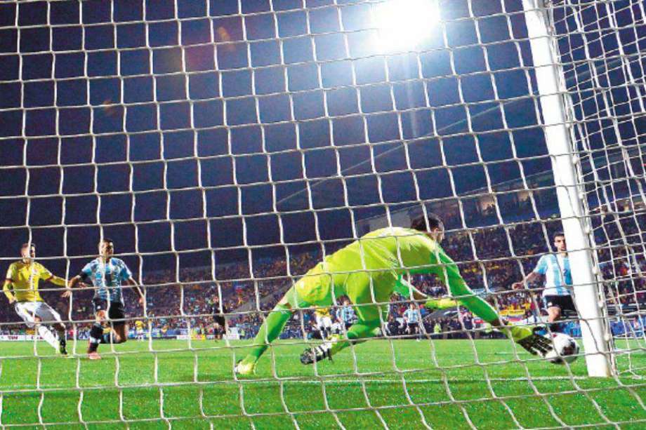 El arquero Ospina detuvo anoche al menos siete opciones claras de gol de los delanteros argentinos.  EFE