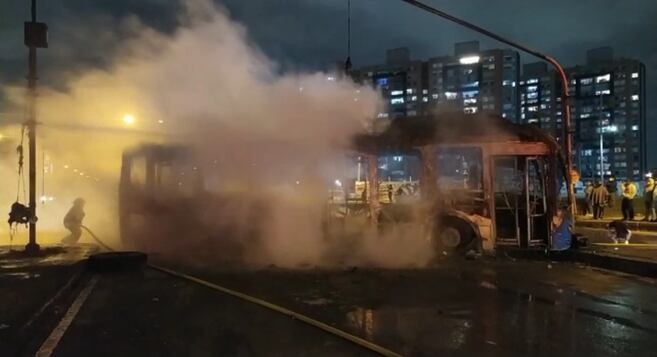 Las autoridades ya apagaron la conflagraciÃ³n. El paso por la zona estÃ¡ restringido debido a enfrentamientos con manifestantes.