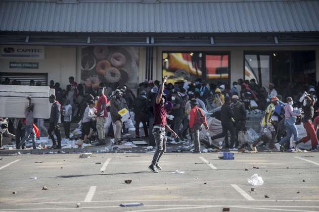 Estampida en Sudáfrica durante saqueos deja una decena de muertos