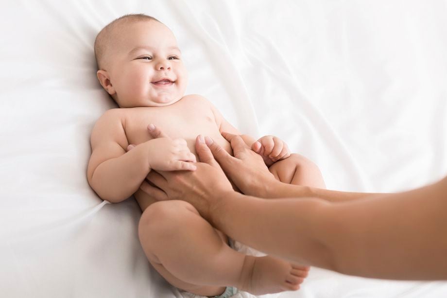 Para que tu bebé tenga noches de sueño tranquilo, te contamos cómo puedes hacerle un masaje relajante paso a paso.