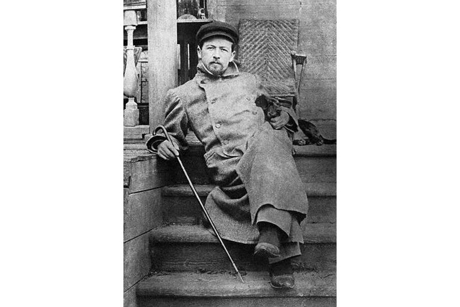 Durante su época como estudiante de medicina, Anton Chéjov publicó algunas escenas de humor. Luego, con los años, se convirtió en un precursor ruso del existencialismo. 