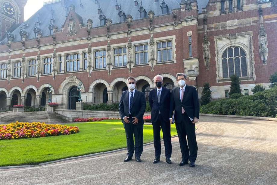 De izq a der: el embajador colombiano Fernando Grillo, el agente Carlos Gustavo Arrieta, el coagente Manuel José Cepeda en el Palacio de la Paz, sede de la CIJ para audiencias orales en La Haya.