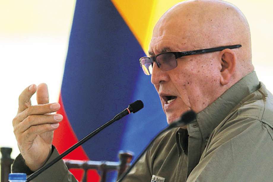 El comandante del ELN, Antonio García, habla durante una reunión con voceros del gobierno colombiano en Caracas (Venezuela) en octubre de 2022. EFE/ Miguel Gutiérrez
