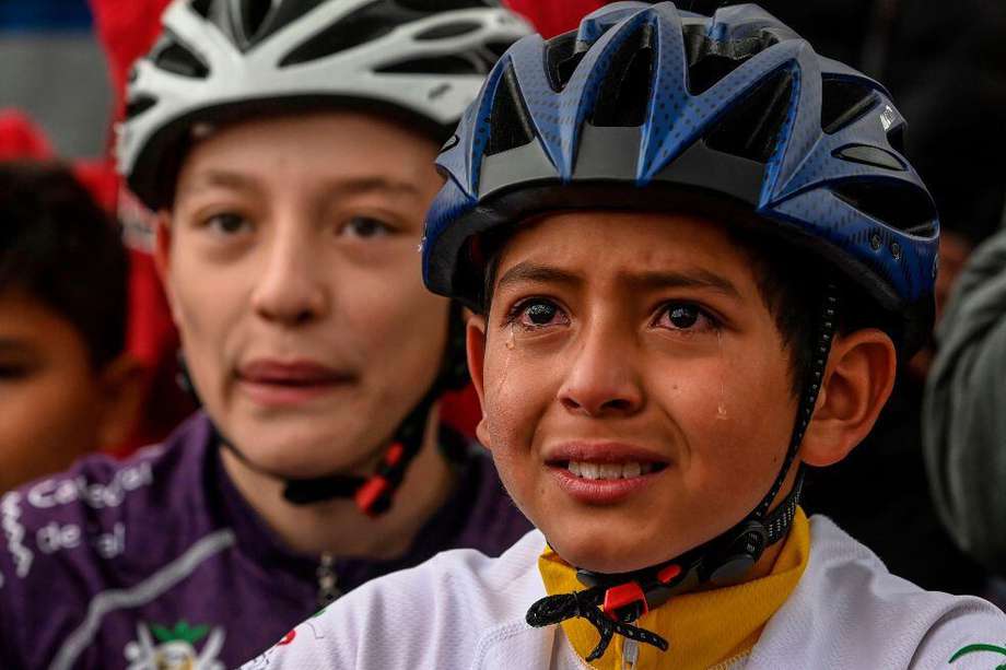 La imagen de Julián Gómez llorando durante la celebración del título de Egan Bernal en el Tour de Francia 2019  conmovió al país.