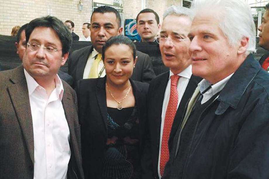 Tatiana Cabello, aquí entre Francisco Santos (izq.) y Álvaro Uribe,  enfrentará un juicio por concusión ante la Corte Suprema de Justicia. / Archivo