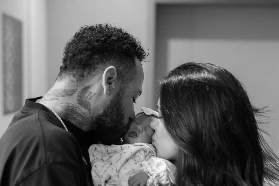 Neymar y Bruna Biancardi con su hija Mavie, que nació el pasado 7 de octubre.