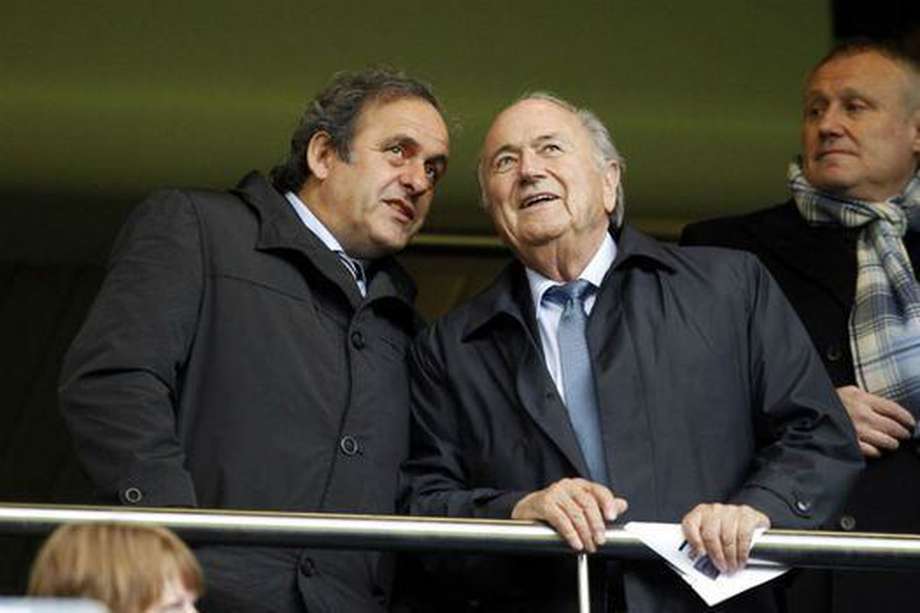 Michel Platini y Joseph Blatter, exdirigentes de la FIFA
