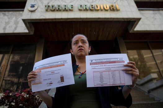 La diputada opositora Gaby Arellano muestra, a las puertas de la embajada colombiana en Caracas, cifras de la migración venezolana en Cúcuta.  / EFE