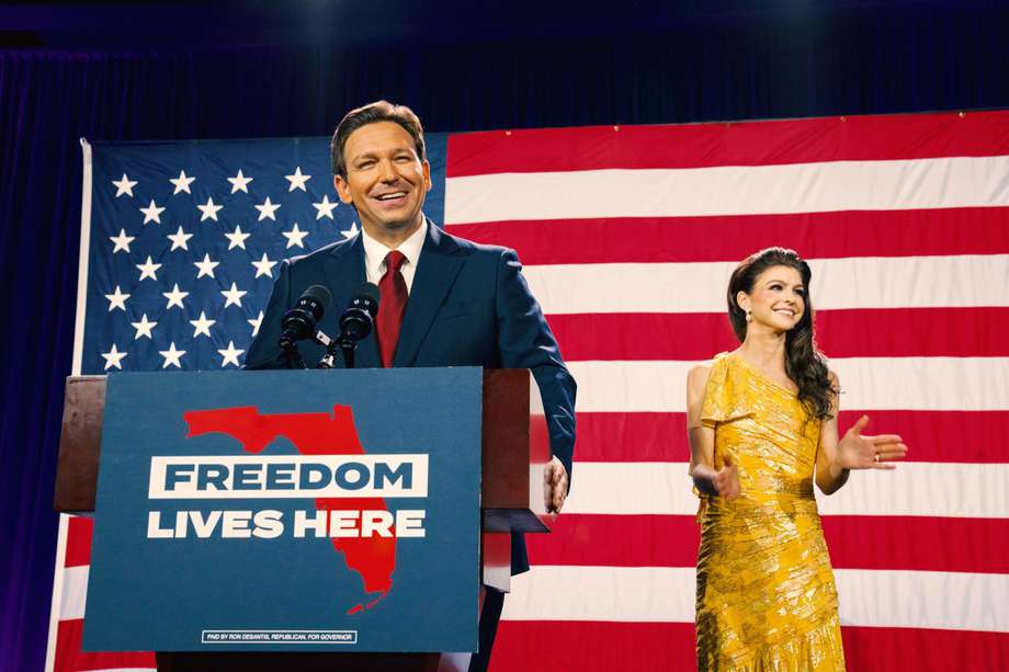  Ron DeSantis junto a su esposa Casey mientras celebra la reelección como gobernador de Florida.