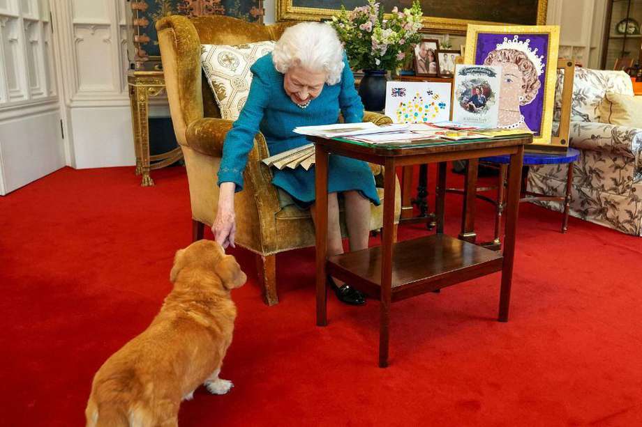 La reina Isabel II junto con uno de sus famosos perros corgis.