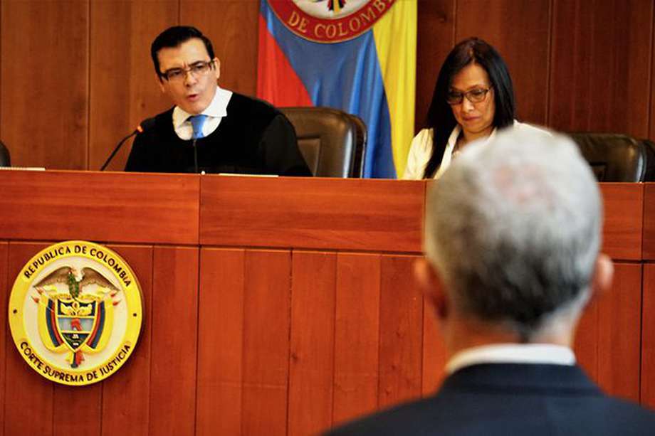El pasado 7 de octubre, se llevó a cabo la indagatoria en contra de Uribe. En la foto: el magistrado que lleva el caso es César Reyes, durante esa diligencia, acompañado de su magistrada auxiliar. Uribe, de espaldas, llegó a la Corte Suprema y en total, la cita duró siete horas.