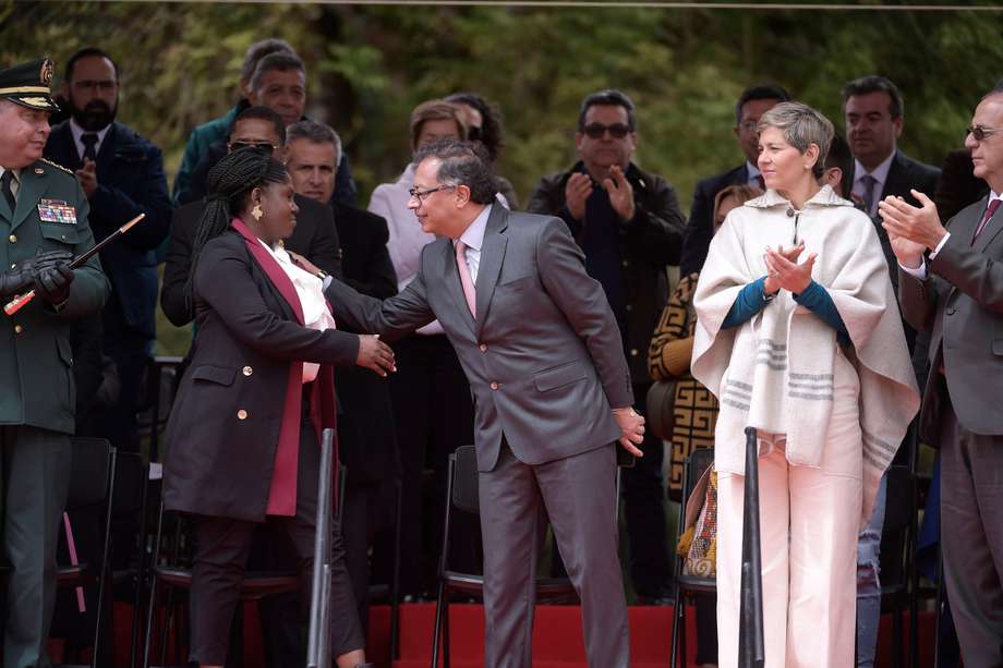 El presidente Gustavo Petro saludó a la vicepresidenta, Francia Márquez, durante la ceremonia del 7 de agosto. En la imagen se ve a la primera dama, Verónica Alcocer.